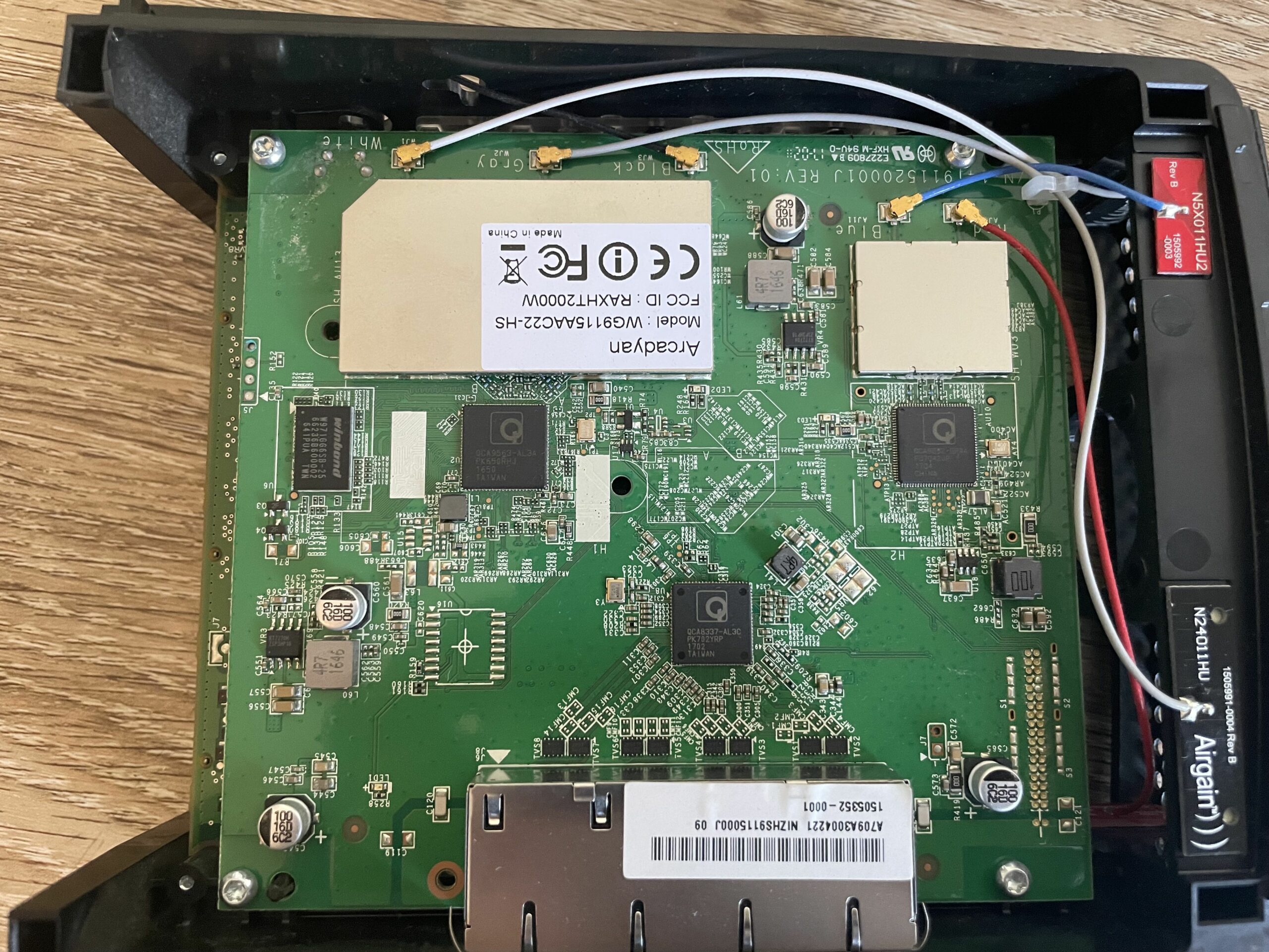 ht2000w-router-closeup